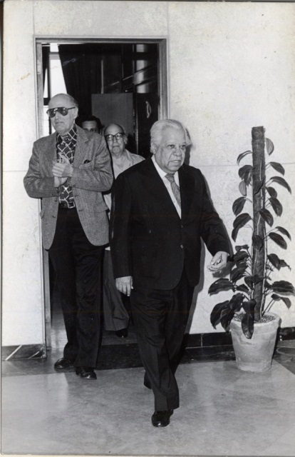 Foto de Guillén vista la Biblioteca Nacional, marzo de 1981. Colección de fotografías BNJM.  